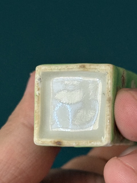 古玩陶瓷晚清·綠釉地礬紅梅紋四方鼻煙壺拍賣，當前價格1800元