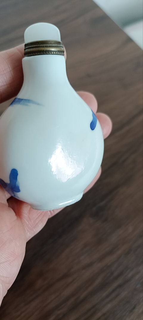 古玩陶瓷人物山水紋青花鼻煙壺真品鑒賞圖