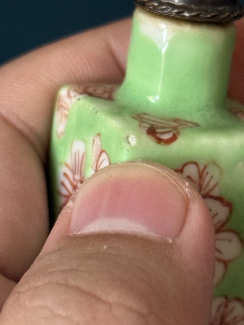 古玩陶瓷晚清·綠釉地礬紅梅紋四方鼻煙壺拍賣，當前價格1800元