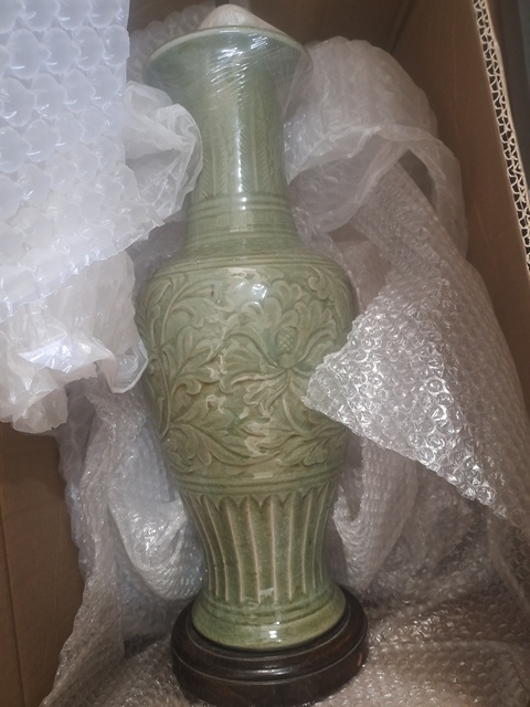 古玩陶瓷龍泉青瓷刻花撇口瓶，無底圖，偏老真品鑒賞圖