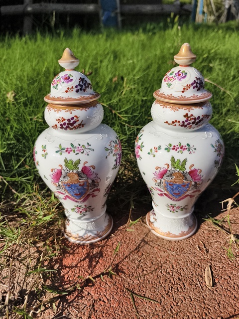 古玩陶瓷徽章瓷蓋瓶真品鑒賞圖