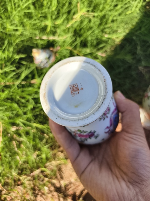 古玩陶瓷徽章瓷蓋瓶真品鑒賞圖