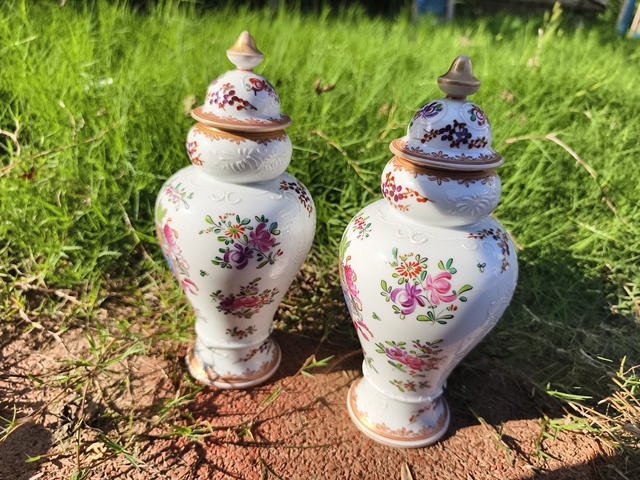 古玩陶瓷徽章瓷蓋瓶真品鑒賞圖