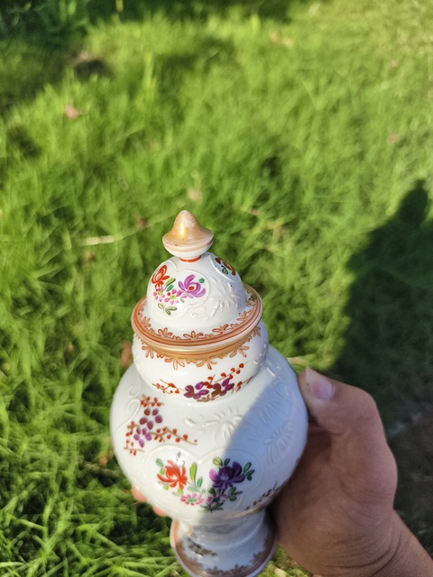 古玩陶瓷徽章瓷蓋瓶真品鑒賞圖