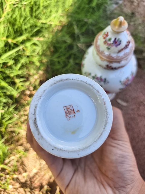 古玩陶瓷徽章瓷蓋瓶真品鑒賞圖