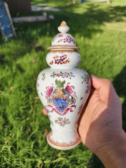 古玩陶瓷徽章瓷蓋瓶真品鑒賞圖