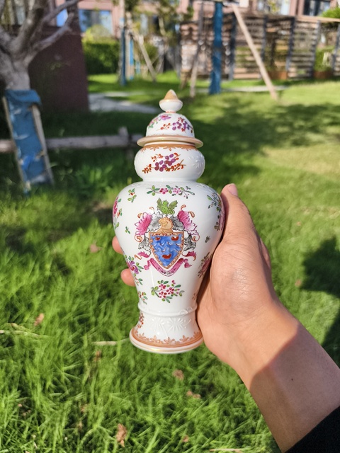 古玩陶瓷徽章瓷蓋瓶真品鑒賞圖