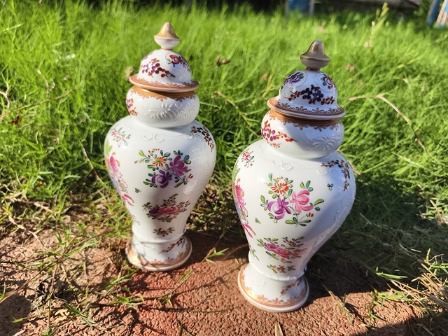 古玩陶瓷徽章瓷蓋瓶真品鑒賞圖