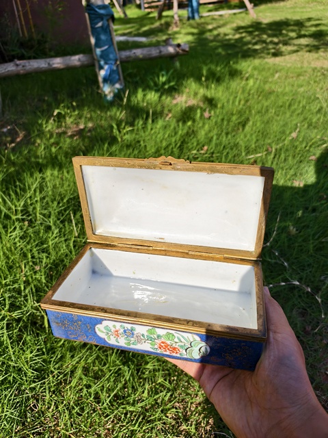 古玩陶瓷灑藍(lán)開光五彩花卉紋蓋盒真品鑒賞圖