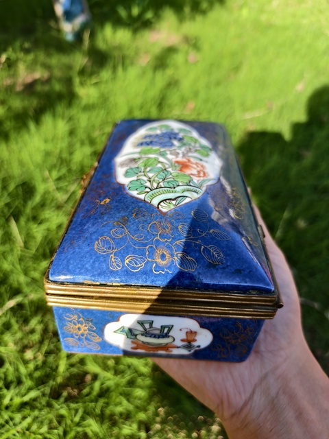 古玩陶瓷灑藍(lán)開光五彩花卉紋蓋盒真品鑒賞圖