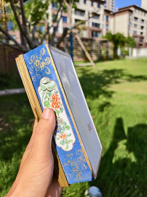 古玩陶瓷灑藍(lán)開光五彩花卉紋蓋盒真品鑒賞圖