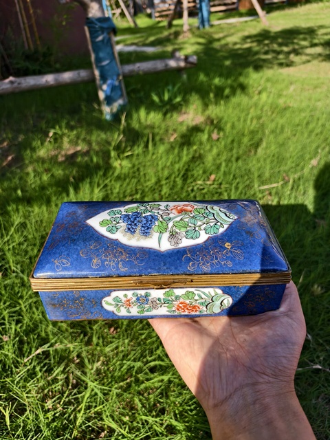 古玩陶瓷灑藍(lán)開光五彩花卉紋蓋盒真品鑒賞圖