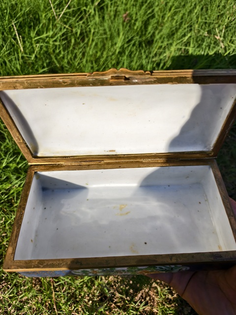 古玩陶瓷灑藍(lán)開光五彩花卉紋蓋盒真品鑒賞圖