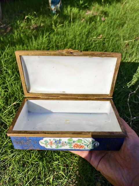 古玩陶瓷灑藍(lán)開光五彩花卉紋蓋盒真品鑒賞圖