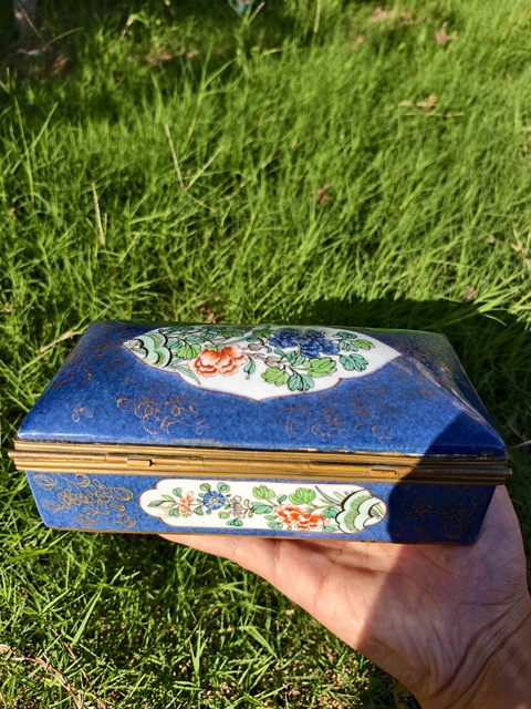 古玩陶瓷灑藍(lán)開光五彩花卉紋蓋盒真品鑒賞圖