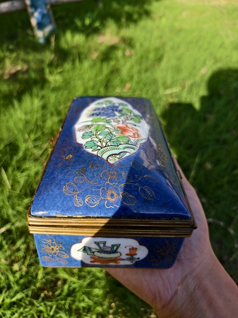 古玩陶瓷灑藍(lán)開光五彩花卉紋蓋盒真品鑒賞圖