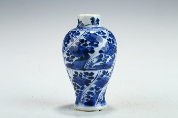 古玩陶瓷康熙·青花開窗花卉紋小瓶真品鑒賞圖