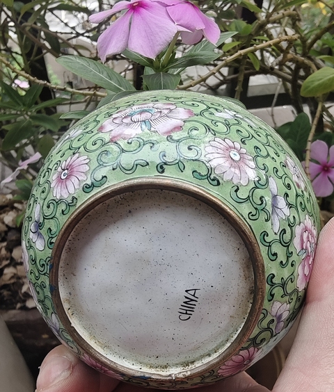 古玩陶瓷晚清民國 銅胎琺瑯纏枝蓮紋碗真品鑒賞圖