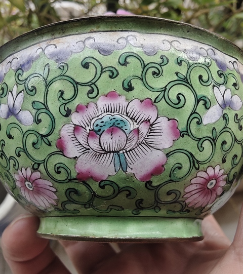 古玩陶瓷晚清民國 銅胎琺瑯纏枝蓮紋碗真品鑒賞圖