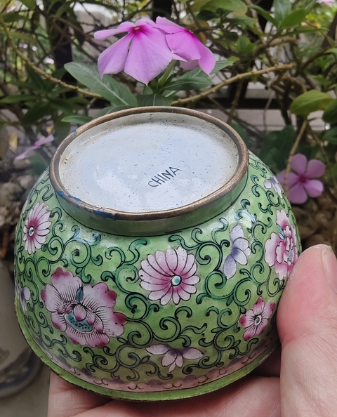 古玩陶瓷晚清民國 銅胎琺瑯纏枝蓮紋碗真品鑒賞圖