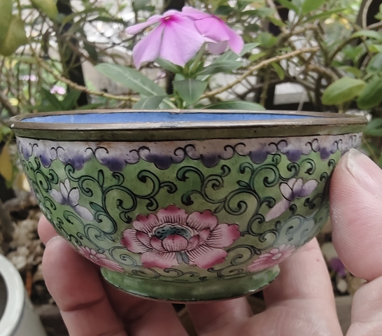 古玩陶瓷晚清民國 銅胎琺瑯纏枝蓮紋碗真品鑒賞圖