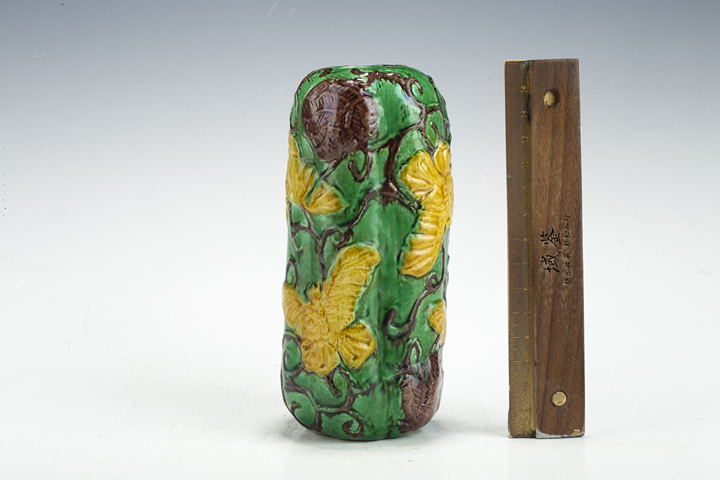 古玩陶瓷清末民初·素三彩瓜瓞綿綿圖瓜棱瓶真品鑒賞圖