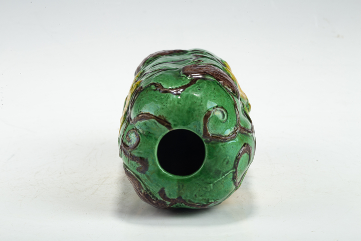 古玩陶瓷清末民初·素三彩瓜瓞綿綿圖瓜棱瓶真品鑒賞圖