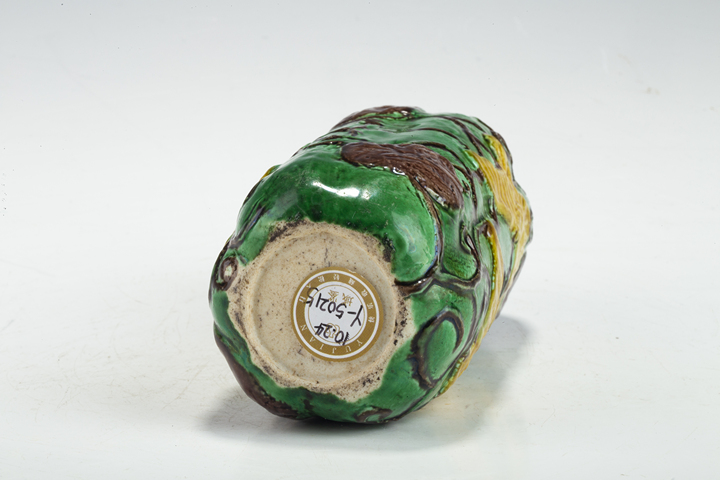 古玩陶瓷清末民初·素三彩瓜瓞綿綿圖瓜棱瓶真品鑒賞圖