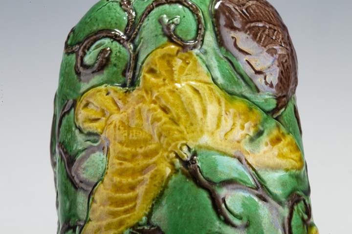 古玩陶瓷清末民初·素三彩瓜瓞綿綿圖瓜棱瓶真品鑒賞圖