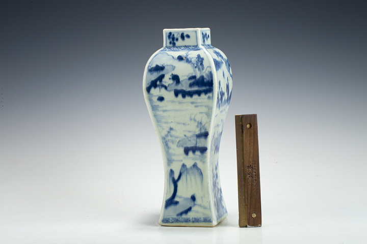 古玩陶瓷清康熙·青花山水人物紋四方瓶真品鑒賞圖