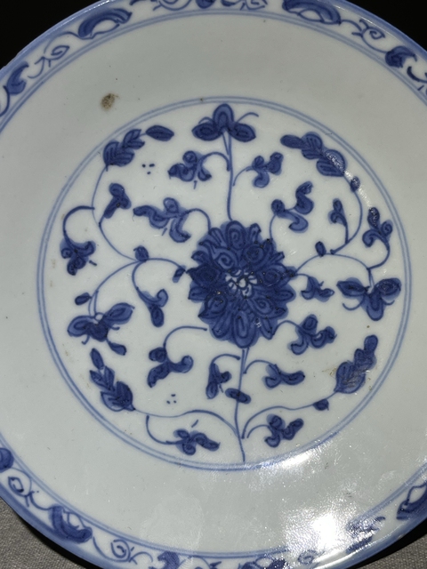 古玩陶瓷青花纏枝蓮紋盤真品鑒賞圖