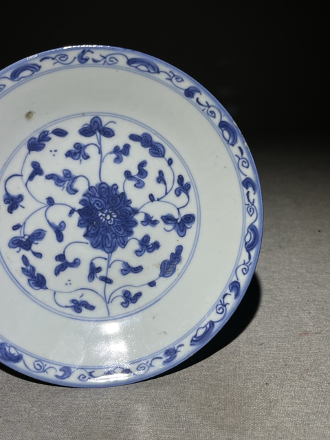 古玩陶瓷青花纏枝蓮紋盤真品鑒賞圖