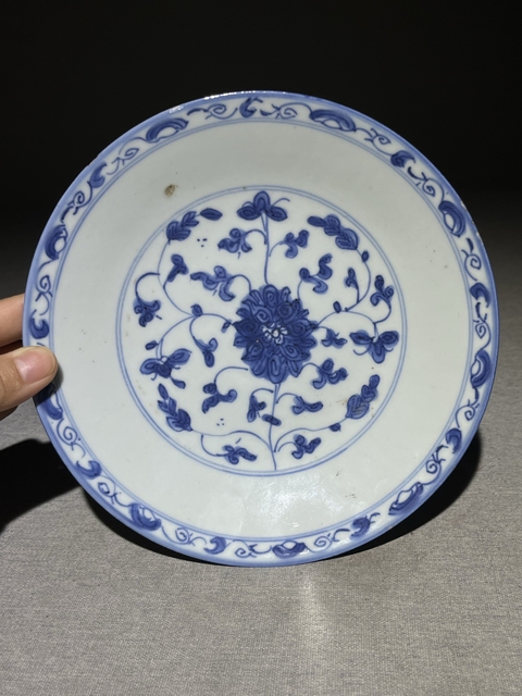 古玩陶瓷青花纏枝蓮紋盤真品鑒賞圖