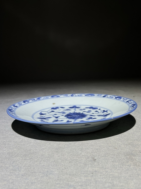 古玩陶瓷青花纏枝蓮紋盤真品鑒賞圖