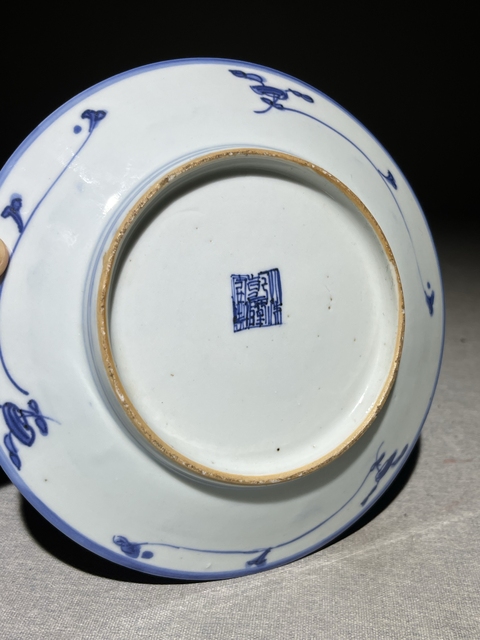 古玩陶瓷青花纏枝蓮紋盤真品鑒賞圖