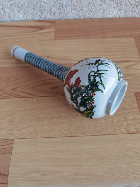 古玩陶瓷日本大正花卉紋加彩長頸瓶拍賣,當前價格398元