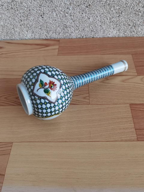 古玩陶瓷日本大正花卉紋加彩長頸瓶拍賣,當前價格398元