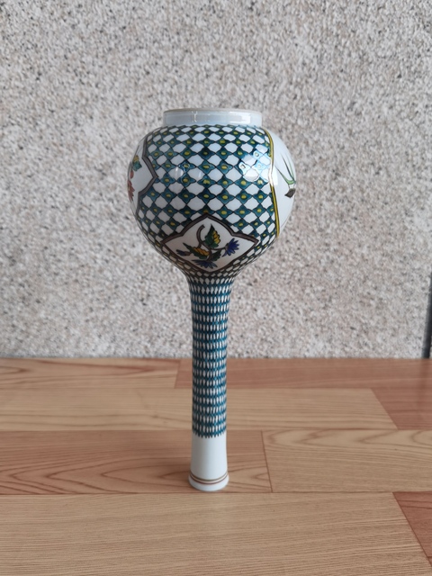 古玩陶瓷日本大正花卉紋加彩長頸瓶拍賣,當前價格398元