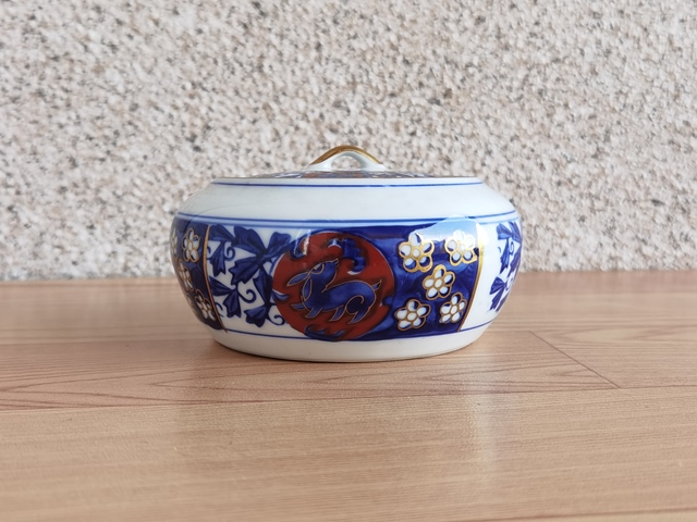 古玩陶瓷青花加彩花卉紋蓋盒拍賣，當前價格220元