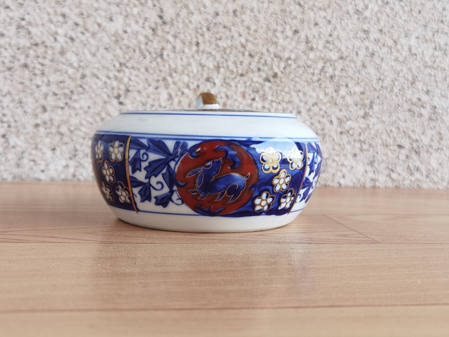 古玩陶瓷青花加彩花卉紋蓋盒拍賣，當前價格220元