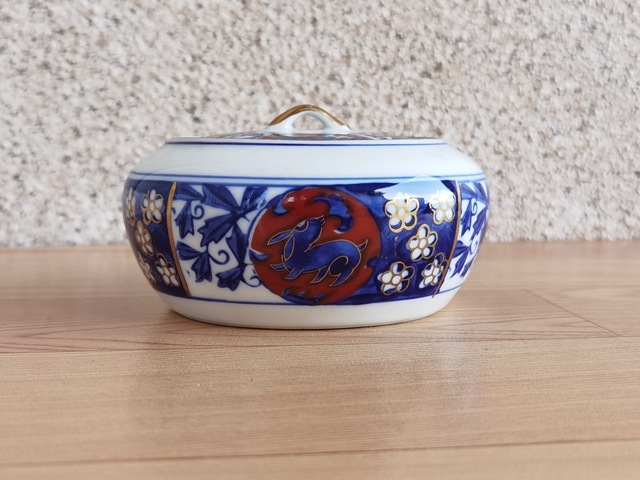 古玩陶瓷青花加彩花卉紋蓋盒拍賣，當前價格220元