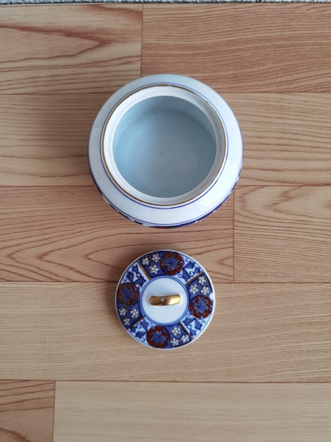 古玩陶瓷青花加彩花卉紋蓋盒拍賣，當前價格220元