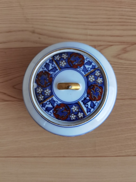 古玩陶瓷青花加彩花卉紋蓋盒拍賣，當前價格220元