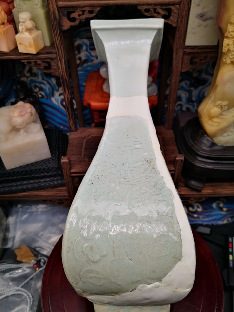 古玩陶瓷青白釉花卉紋四方瓶真品鑒賞圖