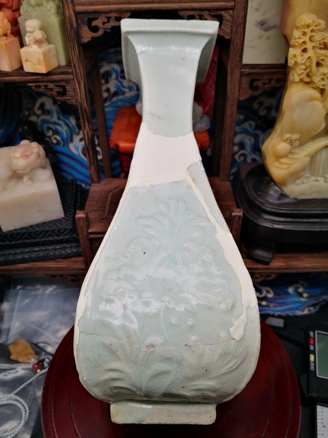 古玩陶瓷青白釉花卉紋四方瓶真品鑒賞圖