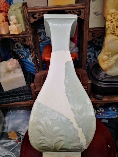 古玩陶瓷青白釉花卉紋四方瓶真品鑒賞圖