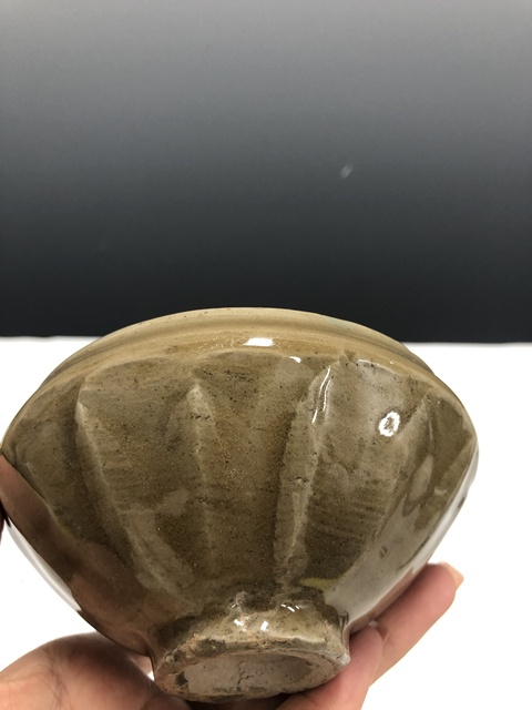 古玩陶瓷元代·青釉蓮瓣紋缽式盞 真品鑒賞圖