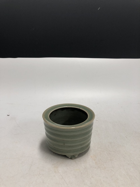古玩陶瓷明代·青釉弦紋三足爐真品鑒賞圖