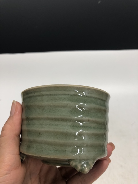 古玩陶瓷明代·青釉弦紋三足爐真品鑒賞圖