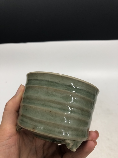 古玩陶瓷明代·青釉弦紋三足爐真品鑒賞圖